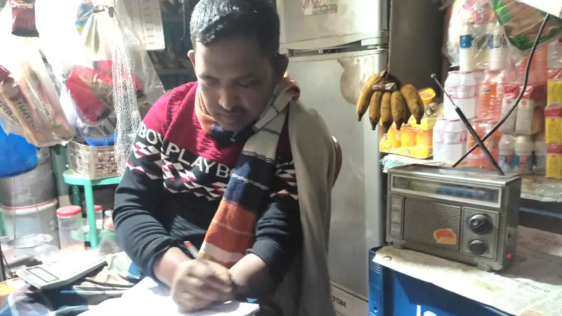 বিলুপ্তপ্রায় রেডিওর ঐতিহ্য ধরে রেখেছেন ব্যবসায়ী কামাল বিলুপ্তপ্রায় রেডিওর ঐতিহ্য ধরে রেখেছেন ব্যবসায়ী কামাল