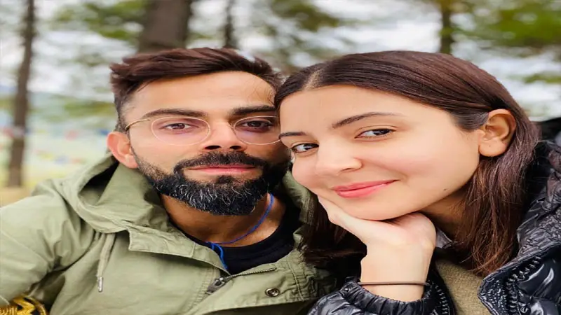 মেয়েকে কাঁধে নিয়ে পাহাড়ে কোহলি মেয়েকে কাঁধে নিয়ে পাহাড়ে কোহলি