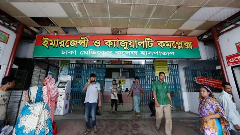 ঢামেকের ফুটপাত থেকে নারীর মৃতদেহ উদ্ধার ঢামেকের ফুটপাত থেকে নারীর মৃতদেহ উদ্ধার
