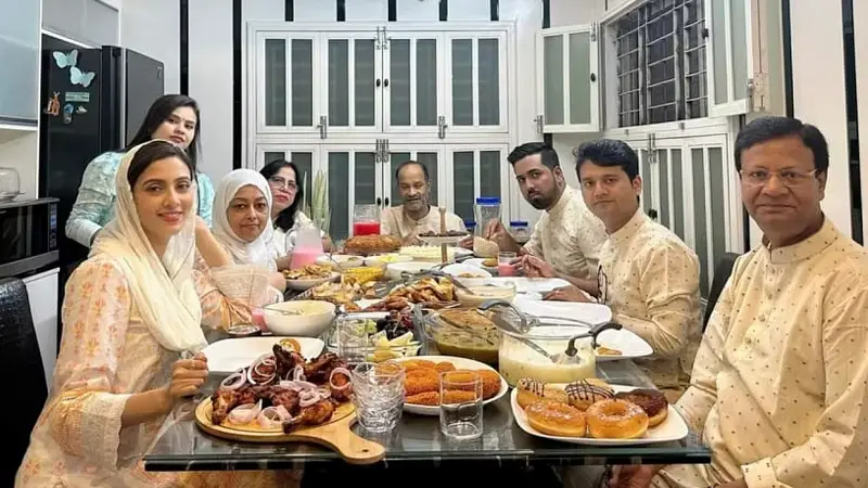 রমজানের প্রথম ইফতার উদযাপন করলেন মিম রমজানের প্রথম ইফতার উদযাপন করলেন মিম