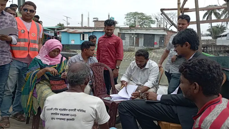 অবাদে মাছ শিকার করায় ট্রলার নিলামে বিক্রি অবাদে মাছ শিকার করায় ট্রলার নিলামে বিক্রি