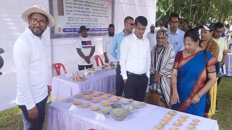 সাড়ে ৬‘শ বছরের পুরোনো প্রত্নতত্ত্বে অভিভূত দর্শনার্থীরা সাড়ে ৬‘শ বছরের পুরোনো প্রত্নতত্ত্বে অভিভূত দর্শনার্থীরা