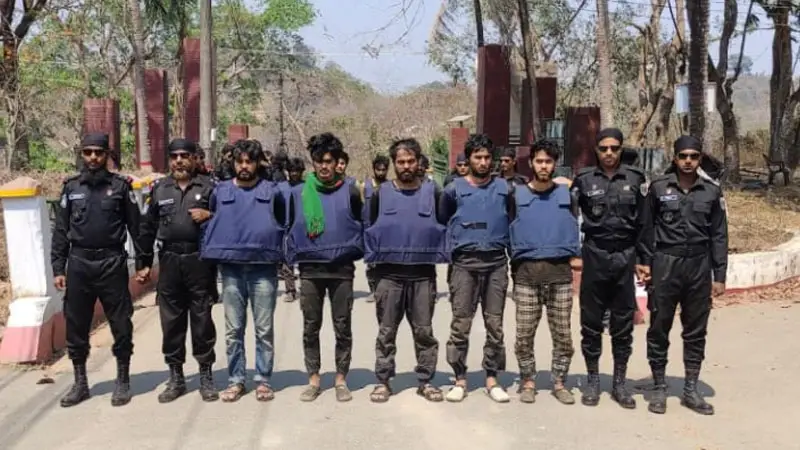 বান্দরবানে কমান্ডারসহ ৯ জঙ্গি গ্রেপ্তার বান্দরবানে কমান্ডারসহ ৯ জঙ্গি গ্রেপ্তার