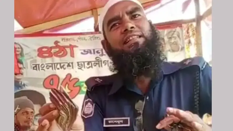 পুলিশকে ঘুষের টাকা দিতে গিয়ে বিপাকে অটোচালক পুলিশকে ঘুষের টাকা দিতে গিয়ে বিপাকে অটোচালক