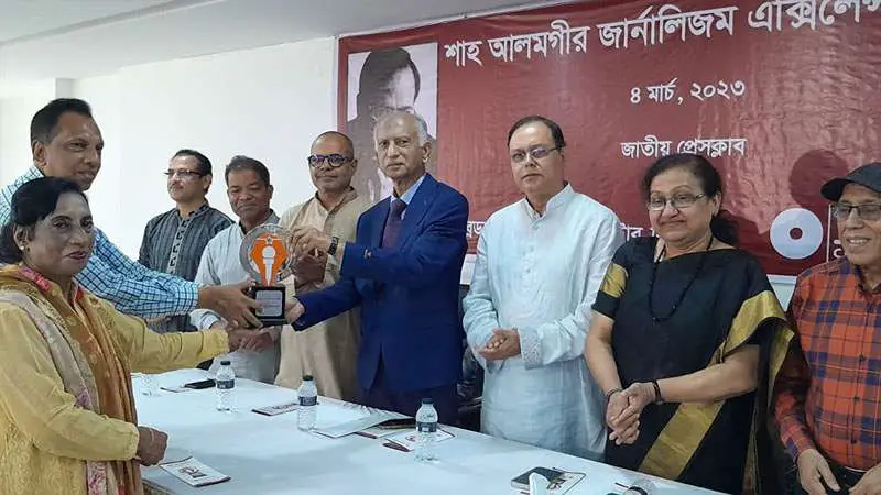 শাহ আলমগীর জার্নালিজম এক্সিলেন্স অ্যাওয়ার্ড পেলেন বদরুল আহসান শাহ আলমগীর জার্নালিজম এক্সিলেন্স অ্যাওয়ার্ড পেলেন বদরুল আহসান