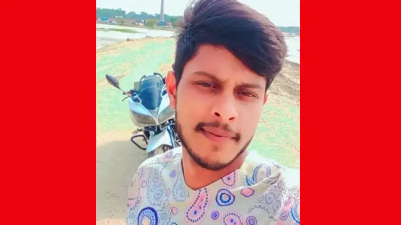 বাস ওভারটেক করতে গিয়ে প্রাণ গেল কলেজ ছাত্রের বাস ওভারটেক করতে গিয়ে প্রাণ গেল কলেজ ছাত্রের