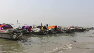 শরীয়তপুরে নিষেধাজ্ঞা উপেক্ষা করে অবাধে মাছ শিকার জেলেদের 