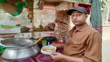 চটপটি ও ফুচকায় মোহনের জীবিকা 