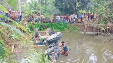 নেত্রকোনায় লরি উল্টে পুকুরে পড়ে চালক নিহত