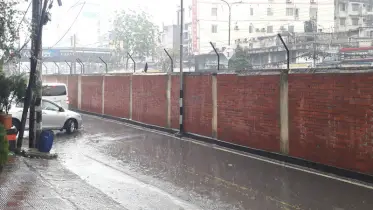 বৃষ্টিতে ভিজল ঢাকা