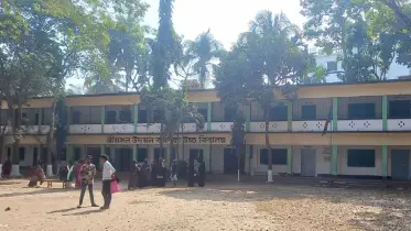 বইয়ের অভাবে শিক্ষার্থী শূন্য বিদ্যালয়