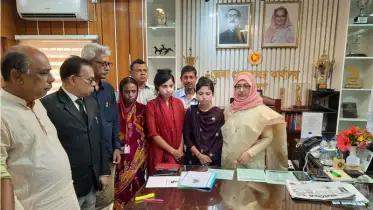 বখাটের হামলায় নিহত স্কুলছাত্রীর বড় বোনকে চাকরি দিলেন ডিসি