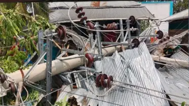 ঝড়ে বিদ্যুতের খুঁটি পড়ে বিদ্যুৎহীন ৪’শ পরিবার