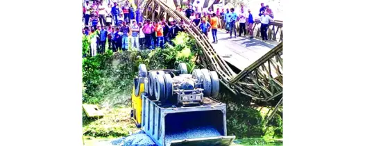 দীঘিনালায় সেতু ভেঙে পাথর বোঝাই ট্রাক নদীতে