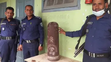 পুকুরে মাছ ধরতে গিয়ে জেলেরা পেল ২০০ বছর আগের সীমানা পিলার 