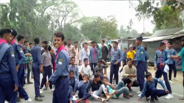 পুরস্কার না পাওয়ায় শিক্ষার্থীদের সড়ক অবরোধ