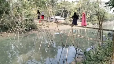 পাঁচ গ্রামের মানুষের ভরসা বাঁশের সাঁকো