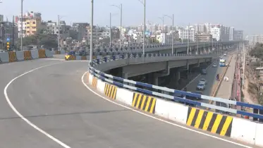 বাস ধাক্কায় ফ্লাইওভার থেকে ছিটকে পড়লো ব্যবসায়ী