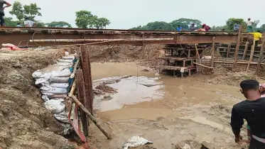 রেলসেতুর নিচ থেকে মাটি সরে যাওয়া ঢাকা-ময়মনসিংহ ট্রেন চলাচল বন্ধ