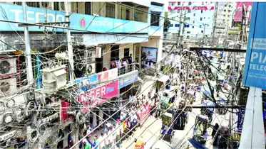 ঝুঁকি বাড়াচ্ছে তারের জঞ্জাল