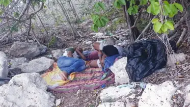 নাউরুতে মুখ সেলাই করে দুই বাংলাদেশির প্রতিবাদ