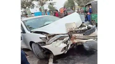 নিয়ন্ত্রণ হারিয়ে চায়ের দোকানে প্রাইভেটকার