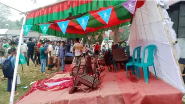 মঞ্চ ভেঙে পড়ে গেলেন ব্যারিস্টার সুমন