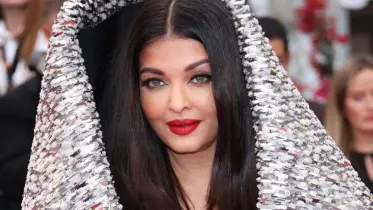 ‘কান’ রেড কার্পেটে চোখ ঝলসানো গাউনে ঐশ্বরিয়া