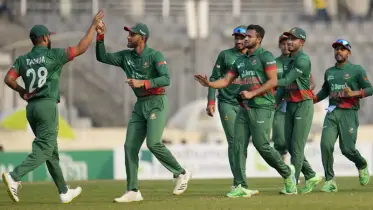 ৪ উইকেট হারিয়ে চাপে ইংল্যান্ড