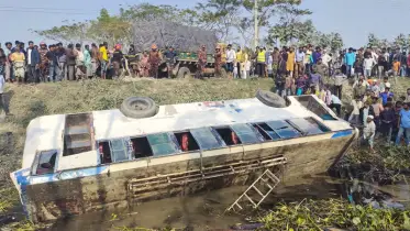 ভোলায় বাস উল্টে খাদে, আহত ৫০