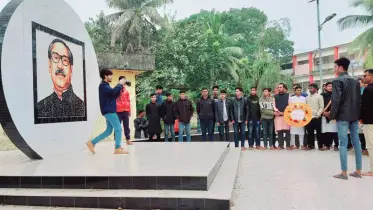বরগুনায় বঙ্গবন্ধু স্মৃতি বেদীতে জুতা পায়ে ছাত্রলীগের ফটোসেশন