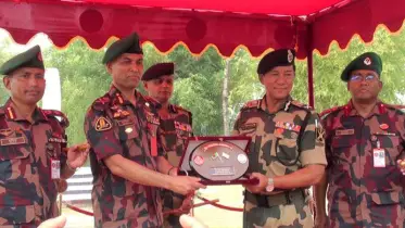 বিএসএফ মহাপরিচালকের বাংলাবান্ধা জিরো পয়েন্ট পরিদর্শন