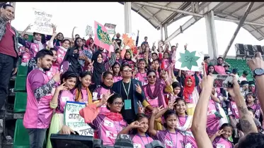 ক্রিকেট খেলা উপভোগ করতে মাঠে সুবিধাবঞ্চিত শিশুরা