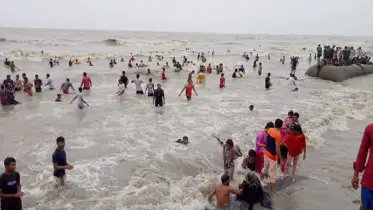 কুয়াকাটায় সমুদ্রে ভেসে যাওয়া দুই পর্যটক উদ্ধার