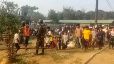 রোহিঙ্গা ক্যাম্পে আগুন নিয়ন্ত্রণে কাজ করছে সেনাবাহিনী