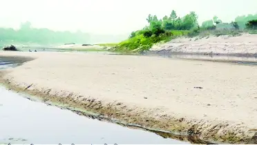 নদীর বুকে ধুধু বালুচর