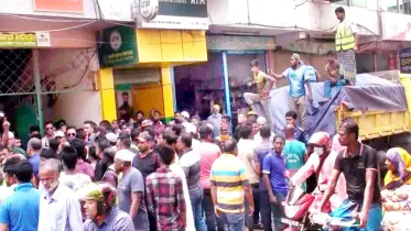 বেতন নেই কর্মচারীদের, ব্যাংকের সামনে ময়লার গাড়ি রেখে অবরোধ 