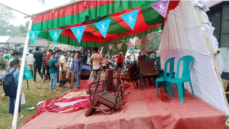 মঞ্চ ভেঙে পড়ে গেলেন ব্যারিস্টার সুমন মঞ্চ ভেঙে পড়ে গেলেন ব্যারিস্টার সুমন