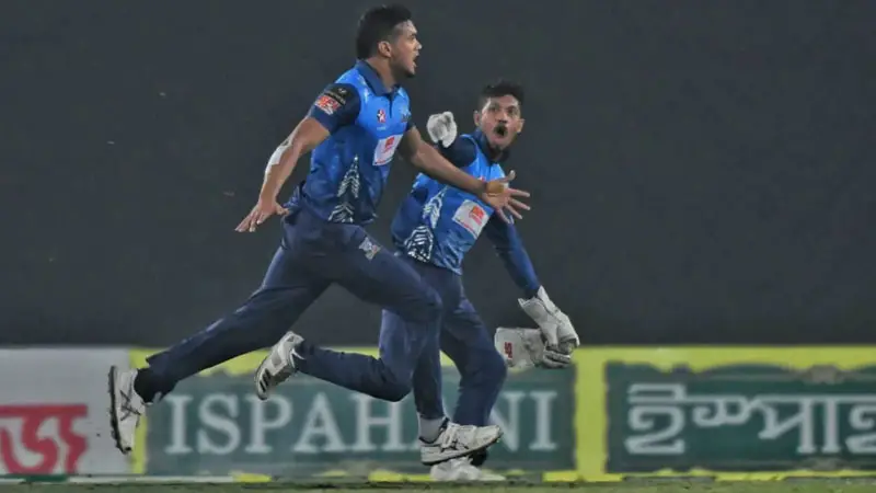 স্বল্প পুঁজিতেও ঢাকার কাছে হেরে গেল খুলনা স্বল্প পুঁজিতেও ঢাকার কাছে হেরে গেল খুলনা