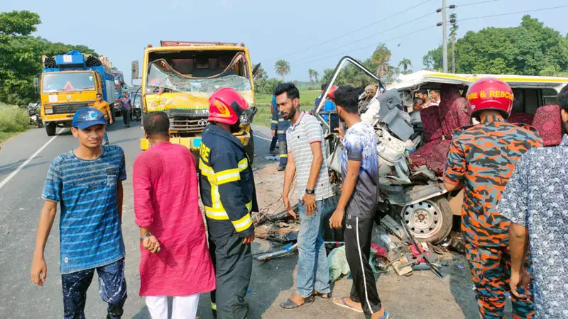 সাতক্ষীরায় অ্যাম্বুলেন্স-ট্রাকের সংঘর্ষে মা ও নবজাতকসহ নিহত ৪ 