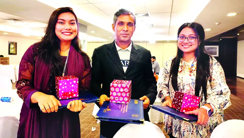 পারফরমেন্স অ্যাওয়ার্ড পেলেন তিন তরুণ উদ্যোক্তা পারফরমেন্স অ্যাওয়ার্ড পেলেন তিন তরুণ উদ্যোক্তা