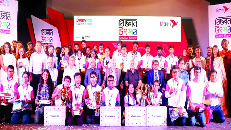 খুদে বিজ্ঞানীদের উদ্ভাবনী প্রকল্প উপস্থাপন খুদে বিজ্ঞানীদের উদ্ভাবনী প্রকল্প উপস্থাপন