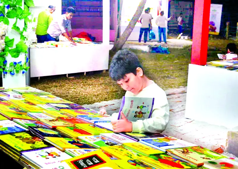 বইয়ের সঙ্গে সুন্দর সময় কাটানো শুরু হলো বইয়ের সঙ্গে সুন্দর সময় কাটানো শুরু হলো