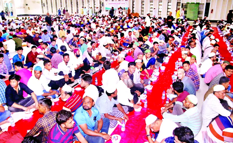 চাকুরে ব্যবসায়ী ভিক্ষুক ভবঘুরে- সবাই সমান একই খাবার চাকুরে ব্যবসায়ী ভিক্ষুক ভবঘুরে- সবাই সমান একই খাবার