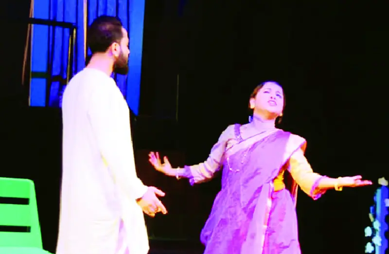 থিয়েটার স্কুল প্রযোজিত অলীকবাবু নাটকের মঞ্চায়ন থিয়েটার স্কুল প্রযোজিত অলীকবাবু নাটকের মঞ্চায়ন