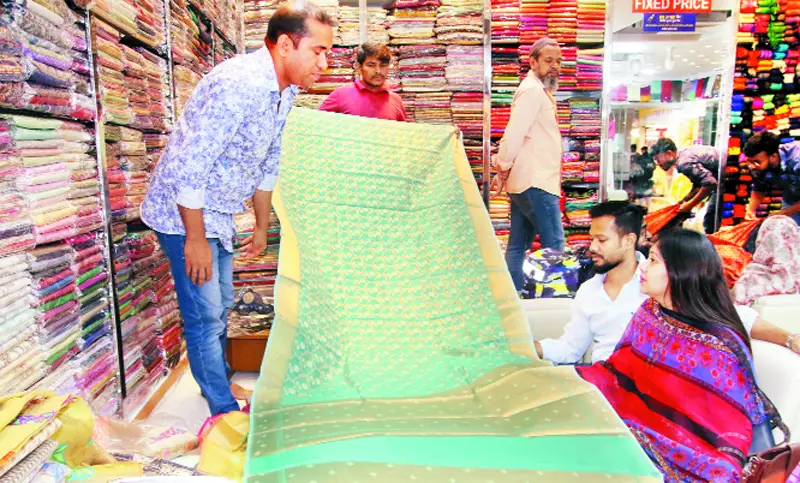 শাড়ির দোকানে ভিড় চাহিদা টাঙ্গাইল প্রিন্ট, সুতির শাড়ির দোকানে ভিড় চাহিদা টাঙ্গাইল প্রিন্ট, সুতির