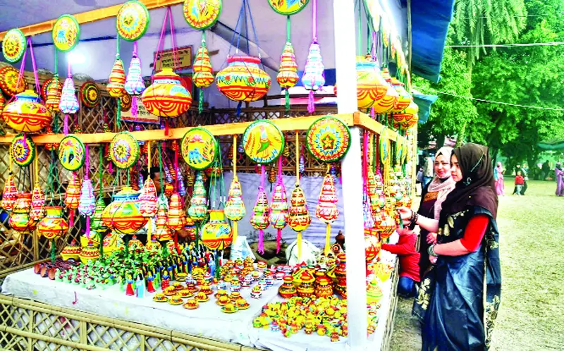 দেশী-বিদেশী পর্যটকে মুখর লোকশিল্প মেলা দেশী-বিদেশী পর্যটকে মুখর লোকশিল্প মেলা