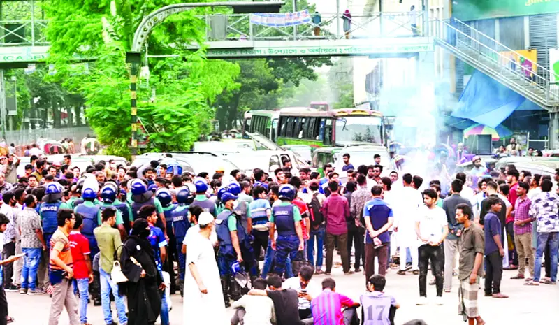 প্রথম আলো  সম্পাদককে  গ্রেপ্তার দাবিতে শাহবাগ  অবরোধ