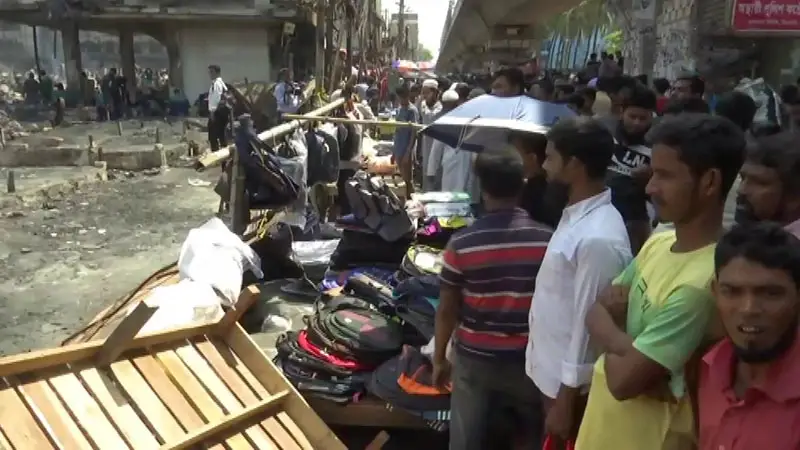বঙ্গবাজারের ফুটপাতে অস্থায়ী দোকান বসালো ক্ষতিগ্রস্ত ব্যবসায়ীরা বঙ্গবাজারের ফুটপাতে অস্থায়ী দোকান বসালো ক্ষতিগ্রস্ত ব্যবসায়ীরা