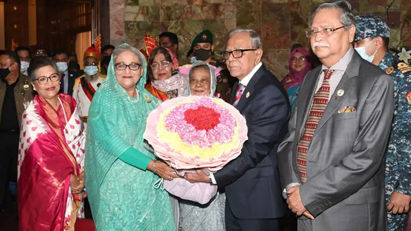 রাষ্ট্রপতির সঙ্গে সাহাবুদ্দিন ও শেখ হাসিনার সাক্ষাৎ রাষ্ট্রপতির সঙ্গে সাহাবুদ্দিন ও শেখ হাসিনার সাক্ষাৎ